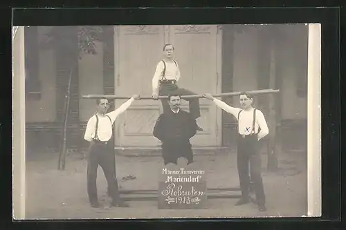 Foto-AK Berlin-Mariendorf, Männer Turnverein Mariendorf, Rekruten 1913 am Reck