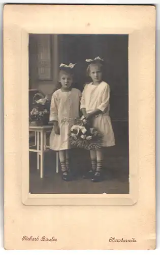 Fotografie Richard Bassler, Oberoderwitz, zwei niedliche kleine Mädchen in weissen Kleidern
