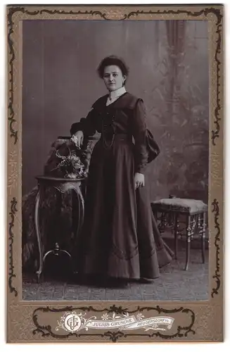 Fotografie Julius Grusche, Neugersdorf, Porträt elegante Dame in schönem Kleid