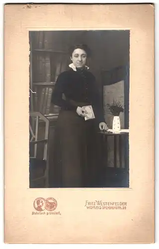 Fotografie Fritz Westenfelder, Worms, Speyerstrasse 38, bürgerliche Dame mit Büchlein in Hand