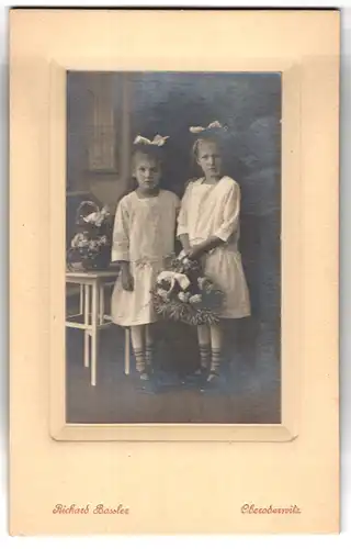 Fotografie Richard Bassler, Oberoderwitz, zwei niedliche kleine Mädchen in weissen Kleidern