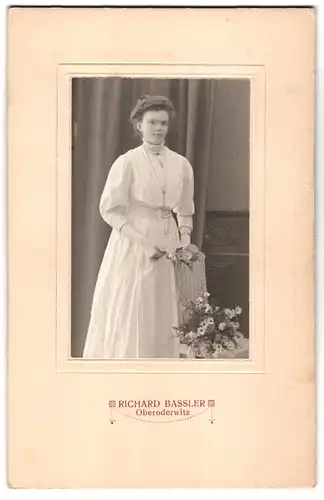 Fotografie Richard Bassler, Oberoderwitz, elegante junge Dame mit Blumenstrauss