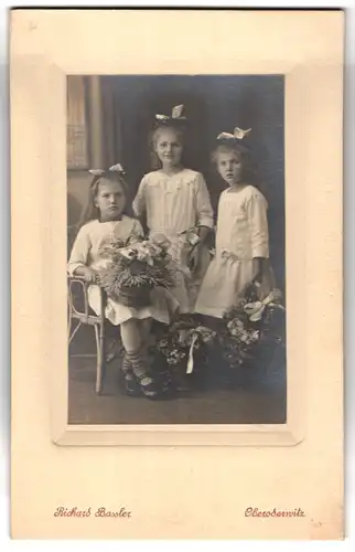 Fotografie Richard Bassler, Oberoderwitz, drei hübsche junge Mädchen in weissen Kleidern
