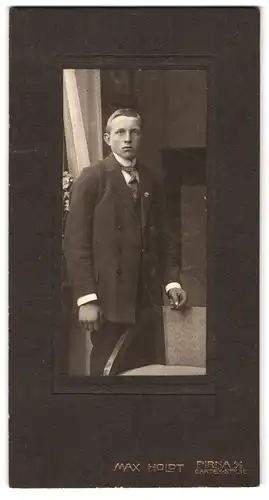 Fotografie Max Holdt, Pirna, Gartenstrasse 31, junger ernster Mann in Kamera schauend