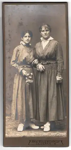 Fotografie Max Goldschmidt, Oederan, zwei interessante junge Damen in seltsamen Kleidern