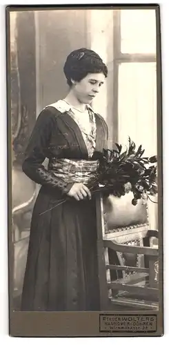 Fotografie Atelier Wolters, Hannover-Döhren, Wichmannstrasse 27, junge elegante Dame betrachtet Blumen