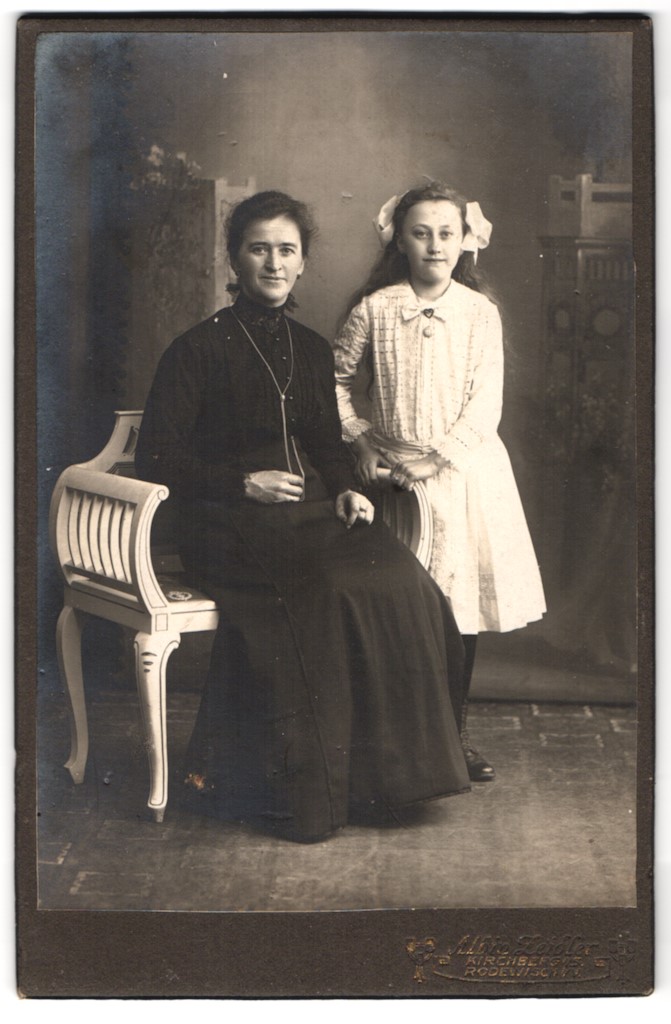 Fotografie Atelier Zeidler Kirchberg Neumarkt 238 Frohliche Mutter Und Tochter Gemeinsam Posierend Nr 10526185 Oldthing Portraitaufnahmen