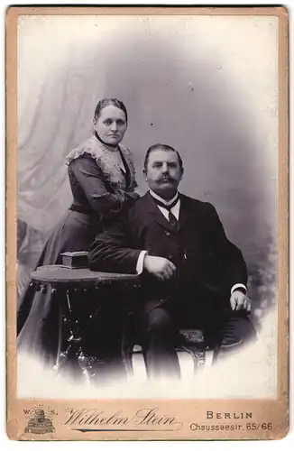 Fotografie Wilhelm Stein, Berlin, Chausseestrasse 65 /66, älteres Paar inquisitv in Kamera schauend