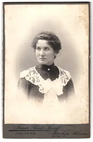 Fotografie Franz Xaver Spiegl, München, Goethestrasse 42, Portrait bürgerliche Dame mit grellweisser Spitze