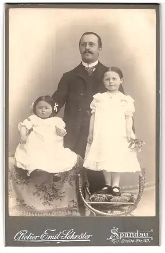 Fotografie Atelier Emil Schröter, Spandau, Breite-Strasse 32, bürgerlicher Mann mit zwei niedlichen Töchtern