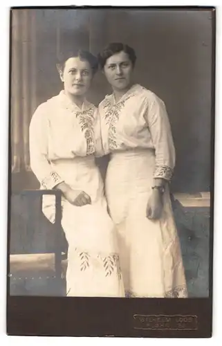 Fotografie Wilhelm Loos, Flöha i.Sa., Frauen im gleichen Gewand