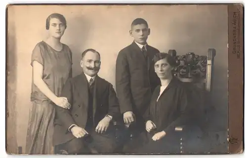 Fotografie Grundner & Abich, Berlin, gr. Frankfurter Strasse 126, Familienfoto