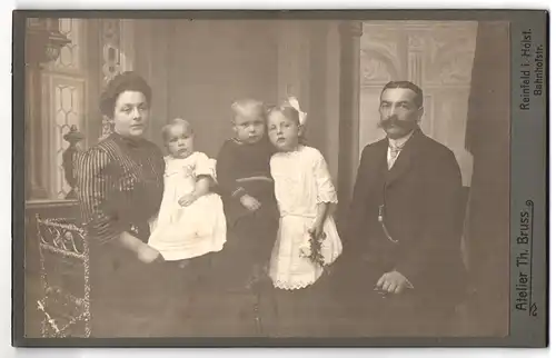 Fotografie Th. Bruss, Rheinfeld in Holst., Bahnhofstrasse, Familienfoto
