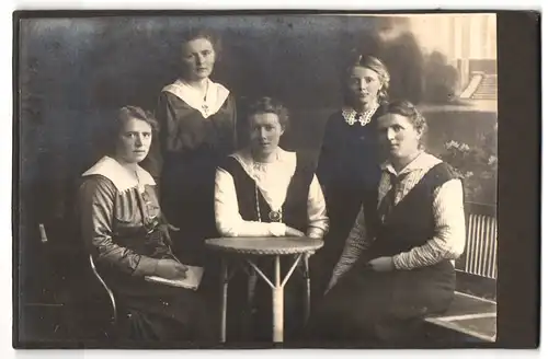Fotografie Fotograf und Ort unbekannt, Damen posieren um Tisch herum