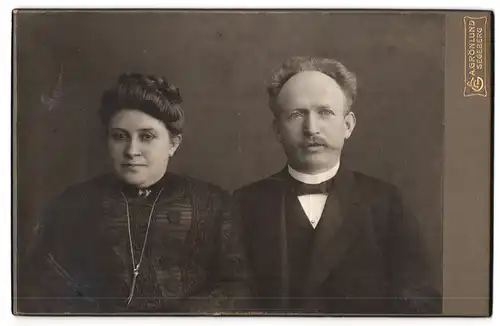 Fotografie A. Grönlund, Segeberg, Marktplatz, Mann mit Schnauzer Frau im Kleid