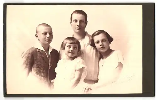 Fotografie Gustav Rasch, Schleswig, Mutter mit Kindern