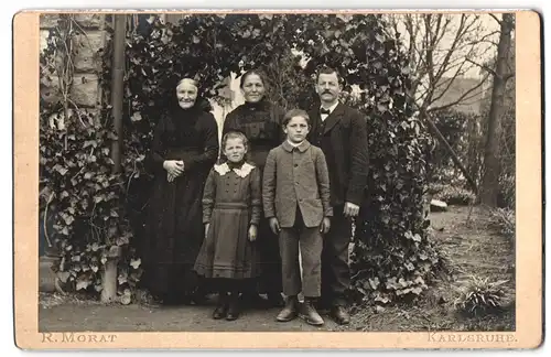 Fotografie R. Morat, Karlsruhe, Familienfoto vor Efeu