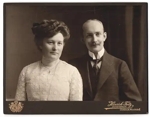 Fotografie Heinrich Fritz, Greiz, Weststrasse 6, Herr mit Schnauzer und Dame im Kleid