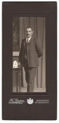 Fotografie X. Simson, Rosenheim, Münchenerstrasse 6, Mann im Anzug mit Taschenuhr