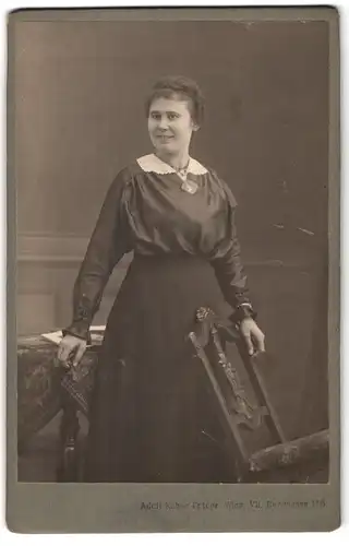 Fotografie Adolf Kühne, Wien, Burggasse 116, Junge Dame mit Brosche und Kette