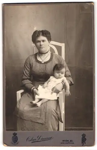 Fotografie Oskar Diessner, Wien, Meidlinger Hauptstrasse 65, Mutter mit Mittelscheitel zusammen mit Kind