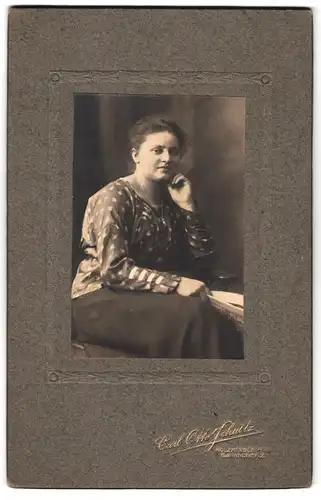 Fotografie Carl Otto Schultz, Holzminden a. W., Bahnhofstrasse 2, junge Dame mit lockigem Haar sitzend