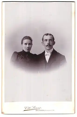 Fotografie Otto Lorenz, Solingen, Kaiserstrasse 259, Frau in schwarzem Kleid mit Ehemann