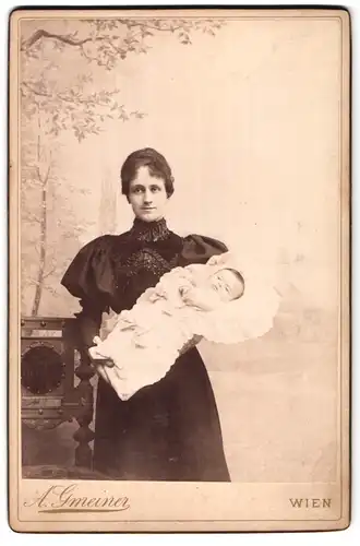 Fotografie Aug. Gmeiner, Wien, Sechshauserstrasse 9, Dame mit ihrem Neugeborenen