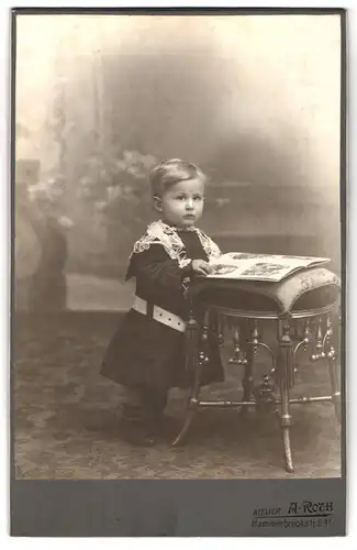 Fotografie A. Roth, Hamburg, Hammerbrookstrasse 28, niedliches Kind im Kleidchen