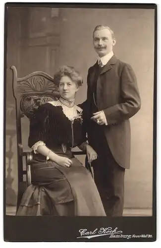 Fotografie Carl Koch, Hamburg, Neuerwall 30, Frau sitzend mit Ehemann