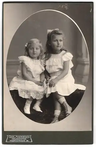 Fotografie Carl Andersen, Neumünster, Fabrikstrasse 38, süsse Mädchen im Kleidchen mit Schleife im Haar