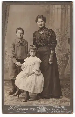 Fotografie M. Obergassner, München, Kaufingerstrasse 14, Mutter in schwarzem Kleid mit den Kindern