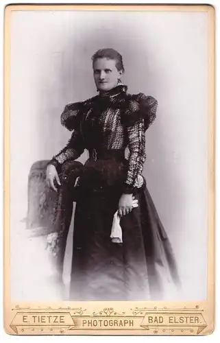 Fotografie E. Tietze, Bad Elster, Frau mit strengem Blick im Kleid