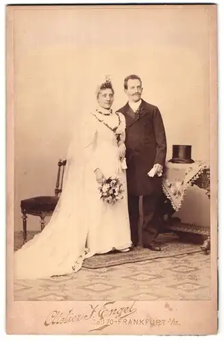 Fotografie J. Engel, Frankfurt a. M., Zeil 70, Ehepaar posiert kurz nach der Hochzeit