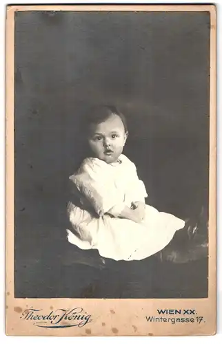 Fotografie Theodor König, Wien, Wintergasse 17, Kleinkind mit dunklem Haar im weissen Kleidchen