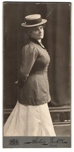 Fotografie Atelier Becker, Cassel, Moltkestr. 3, Portrait schöne junge Frau in Hut und elegantem Blazer