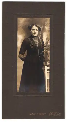 Fotografie Max Holdt, Pirna a. E., Gartenstr. 31, Portrait schöne junge Frau mit Stickerei am Kleid