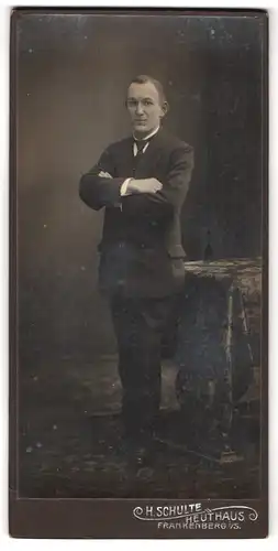 Fotografie H. Schulte, Frankenberg i. S., Portrait charmanter junger Mann in Krawatte und Jackett