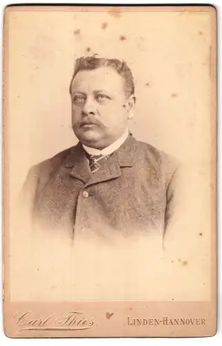 Fotografie Carl Thies, Linden-Hannover, Deisterstr. 1, Portrait stattlicher Herr im Jackett