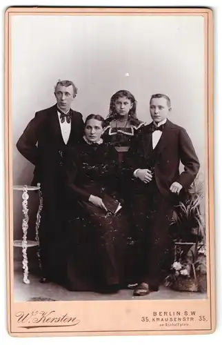 Fotografie W. Kersten, Berlin, Krausenstr. 35, Portrait stolze Mutter mit drei elegant gekleideten Kindern