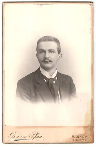 Fotografie Gustav Pfau, Berlin-Pankow, Kreuzstr. 16, Portrait charmanter junger Mann mit Schnurrbart im Jackett