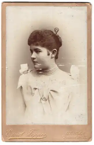 Fotografie Ernst Tepper, Berlin, Chaussee-Str. 28, Portrait brünette junge Schönheit mit Haar- und Halsschmuck