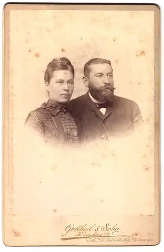 Fotografie Gottheil & Sohn, Königsberg i. Pr., Portrait eines elegant gekleideten Paares