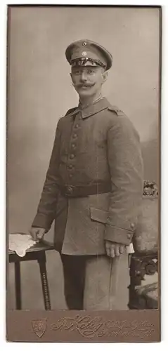 Fotografie F. Kolby, Plauen i. V., Rädelstr. 1, Portrait stattlicher Soldat in interessanter Uniform