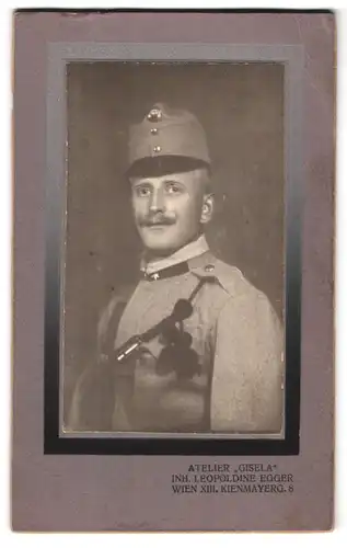 Fotografie Atelier Gisela, Wien, Kienmayergasse 8, Portrait stattlicher Soldat in interessanter Uniform