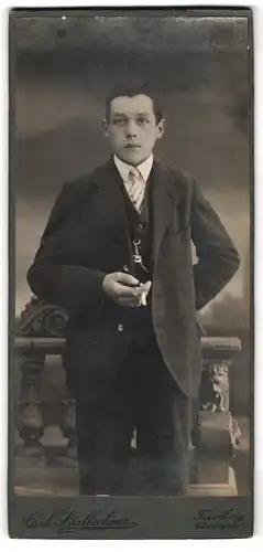 Fotografie Carl Stallechner, Trostberg, Portrait junger Mann mit Zigarette im Anzug