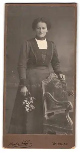 Fotografie Reinl & Adleff, Wien, Brünnerstr. 15, Portrait hübsche Dame mit Blumen in der Hand