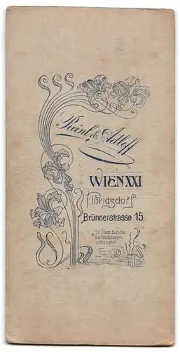 Fotografie Reinl & Adleff, Wien, Brünnerstr. 15, Portrait hübsche Dame mit Blumen in der Hand