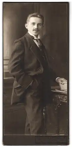 Fotografie Atelier Hammerschlag, Düsseldorf, Graf-Adolf-Str. 44, Portrait charmant blickender Mann im Anzug