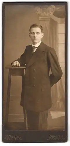 Fotografie M. Reuter, Berlin, Brunnenstr, 113, Portrait charmanter junger Mann im eleganten Jackett